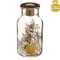 Candelabro de vidro com flores secas