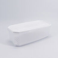 Caixa grande retangular branca com rede