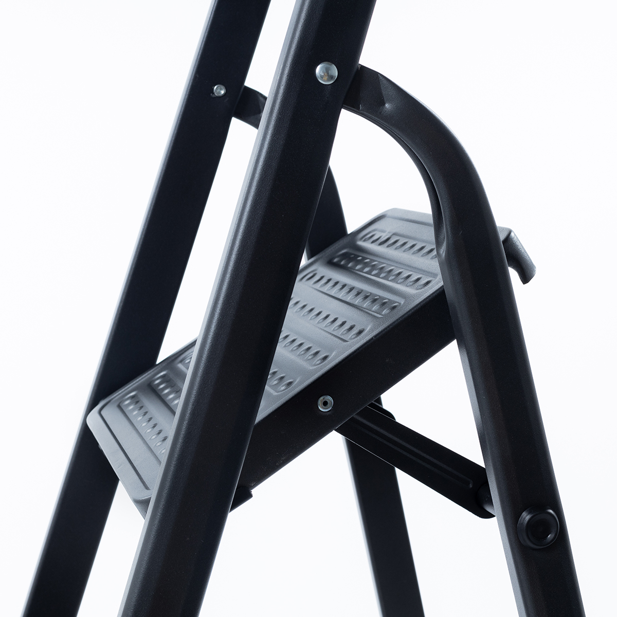 Escadote preto com 4 degraus