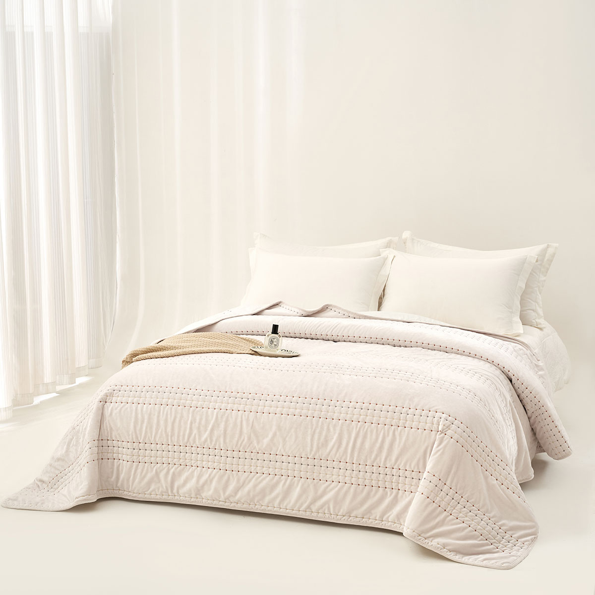 Edredão IVREA bege em veludo 240x260cm
