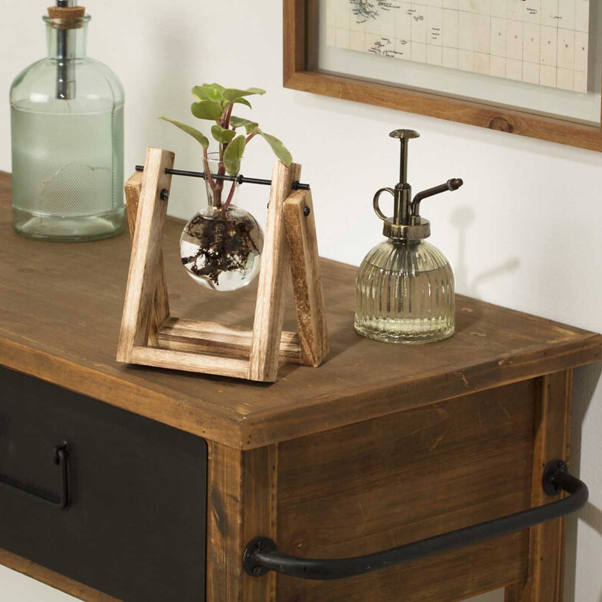Jarra de vidro com suporte em madeira