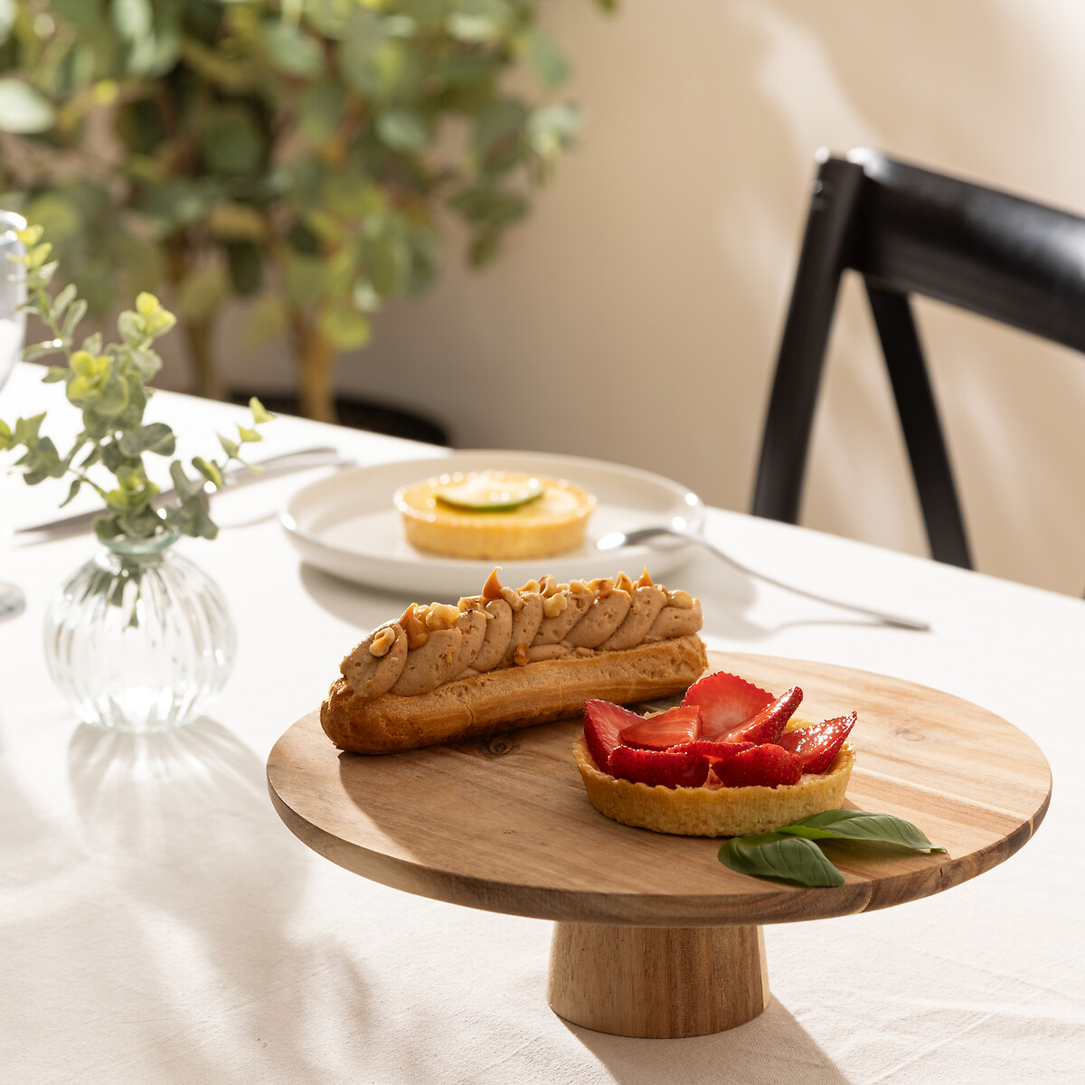 Prato de apresenta&ccedil;&atilde;o em madeira ac&aacute;cia com p&eacute; 28cm