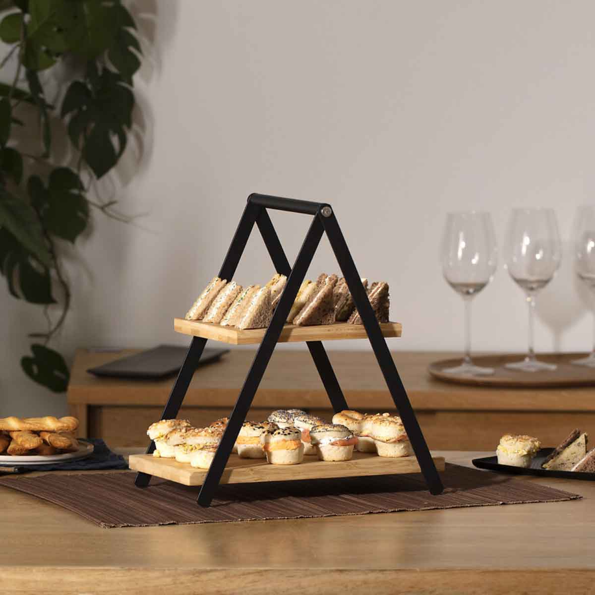 Tabuleiro para aperitivos em bambu com 2 n&iacute;veis