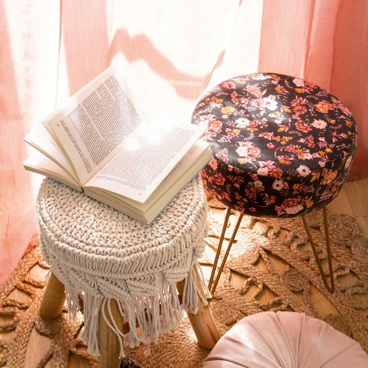 Tamborete macramé bege com pernas em madeira