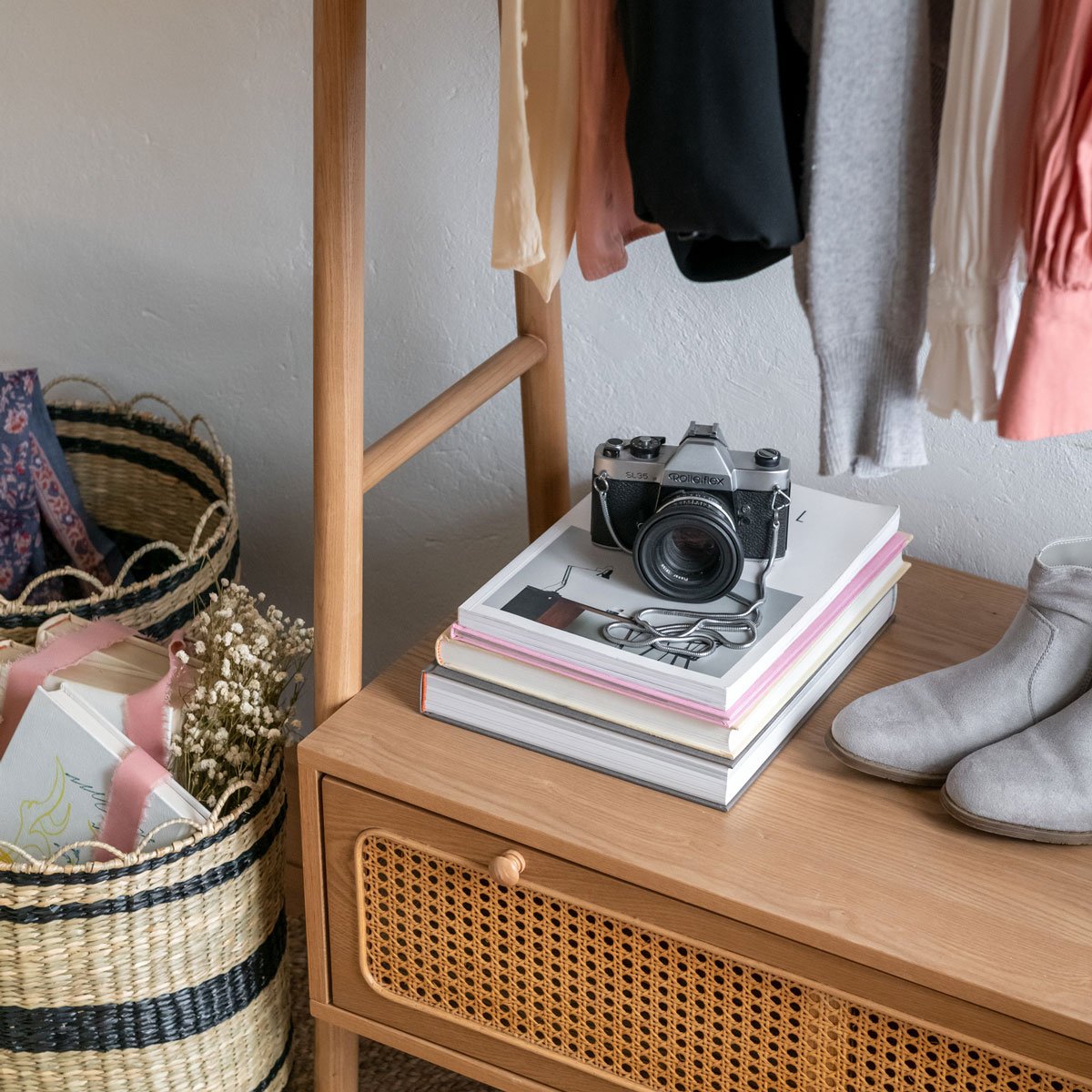 Cesto bege e preto em r&aacute;fia 29,5cm