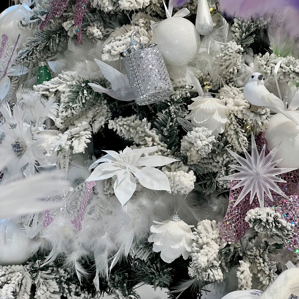 Pendurante em forma de árvore branca com plumas 10x15cm,  Pendurante em forma de árvore branca com plumas 10x15cm