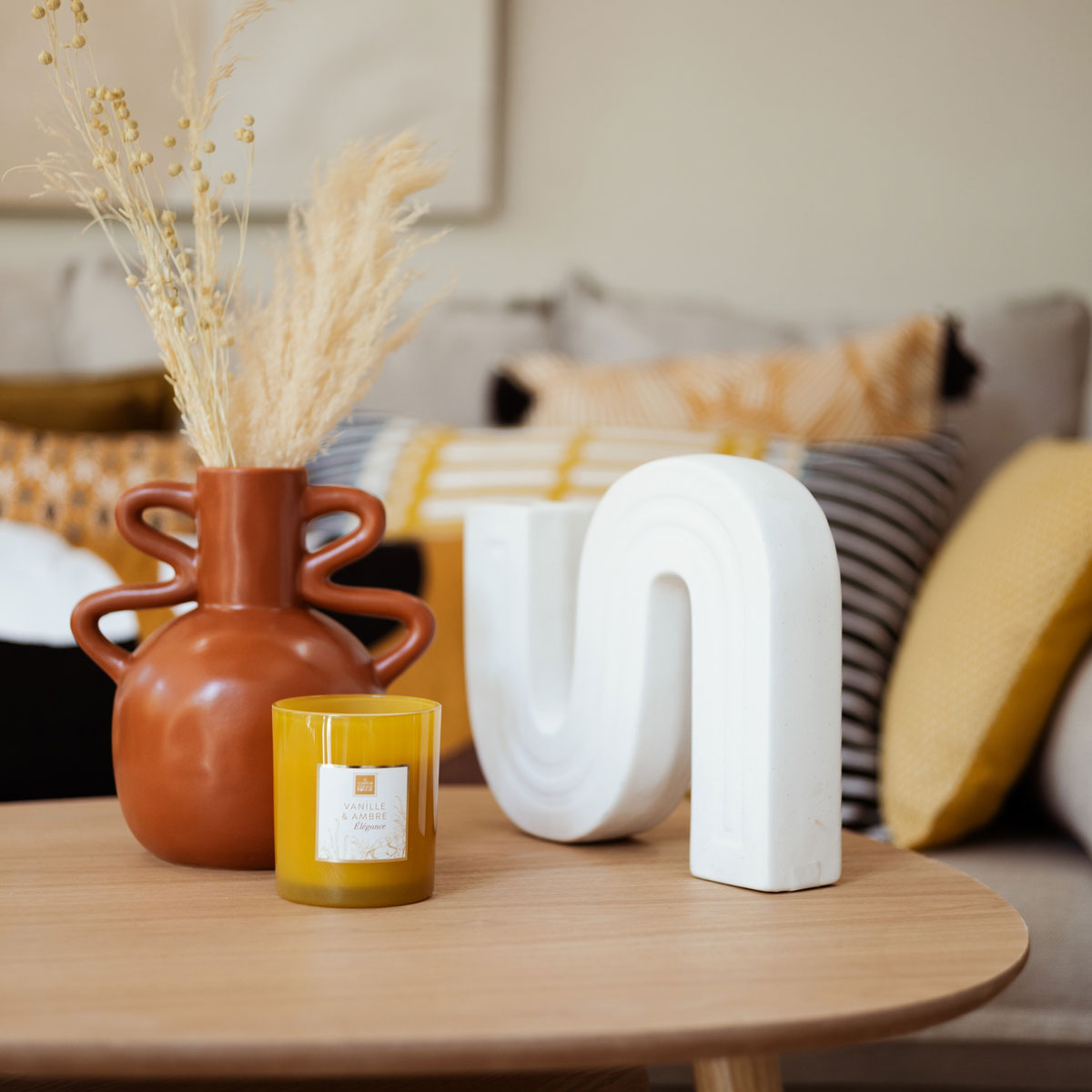 Jarra OLME estriada branca em cerâmica