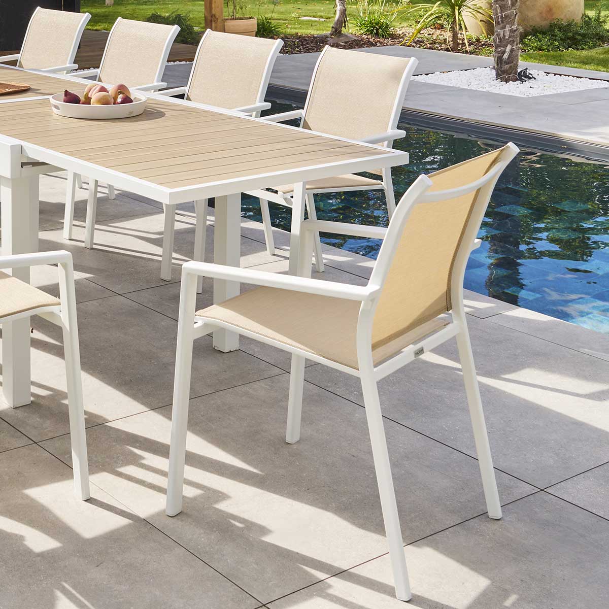 Cadeira com bra&ccedil;os ESSENTIA linho e branco