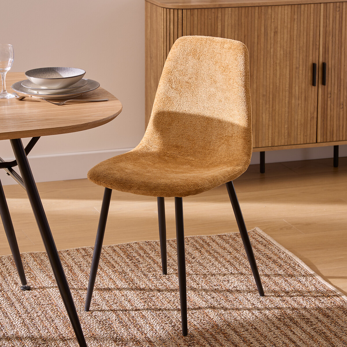 Cadeira TYKA em tecido ocre