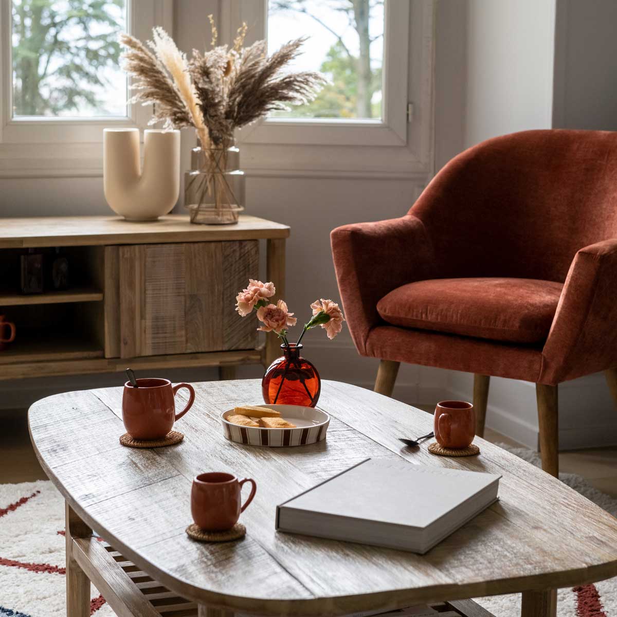 Poltrona em tecido âmbar com pernas de madeira SINEL