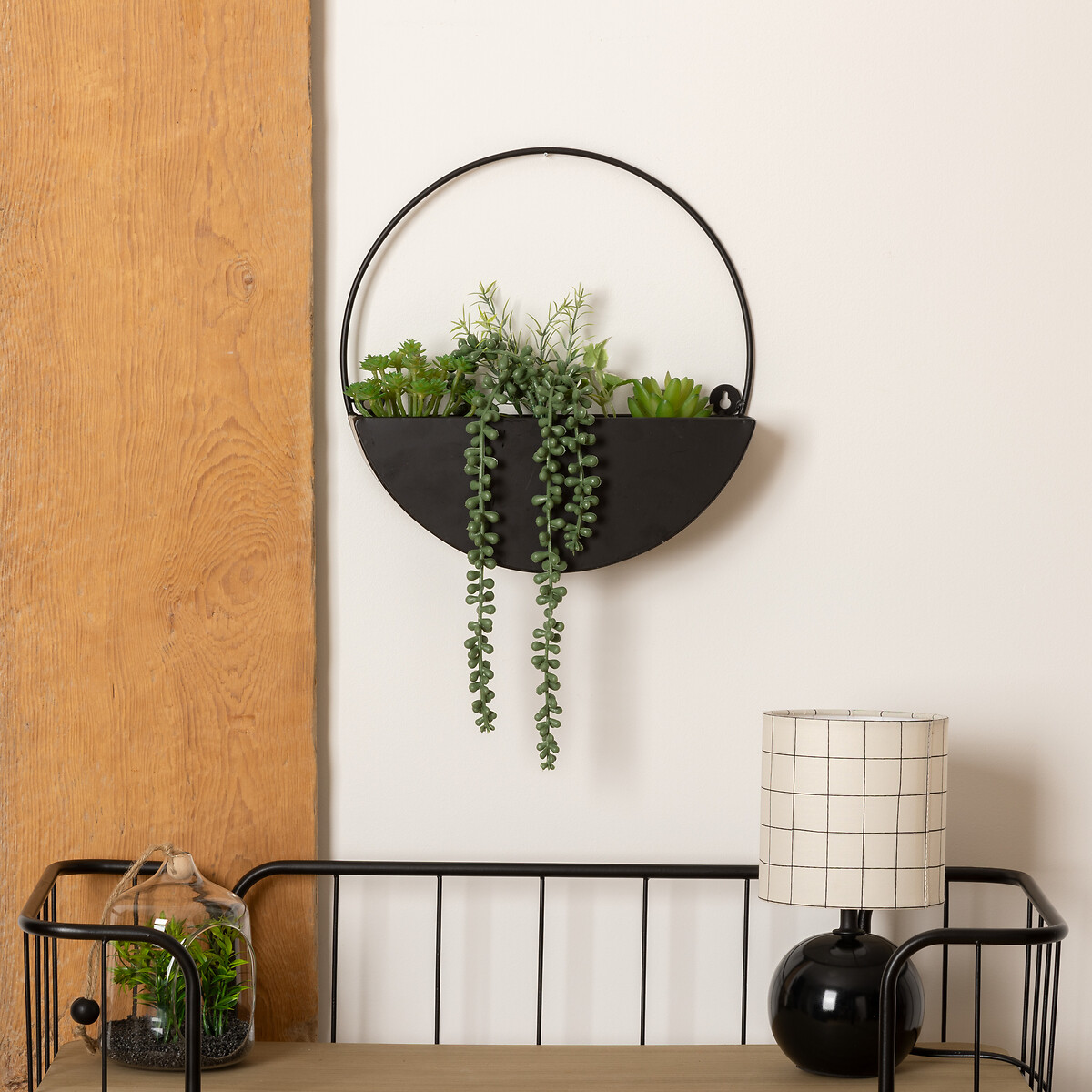 Vaso suspenso metal com plantas artificiais
