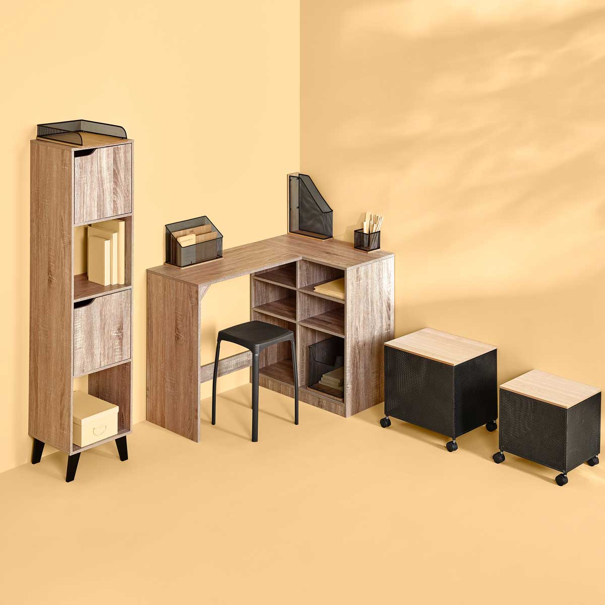 Porta revistas em bambu e metal preto