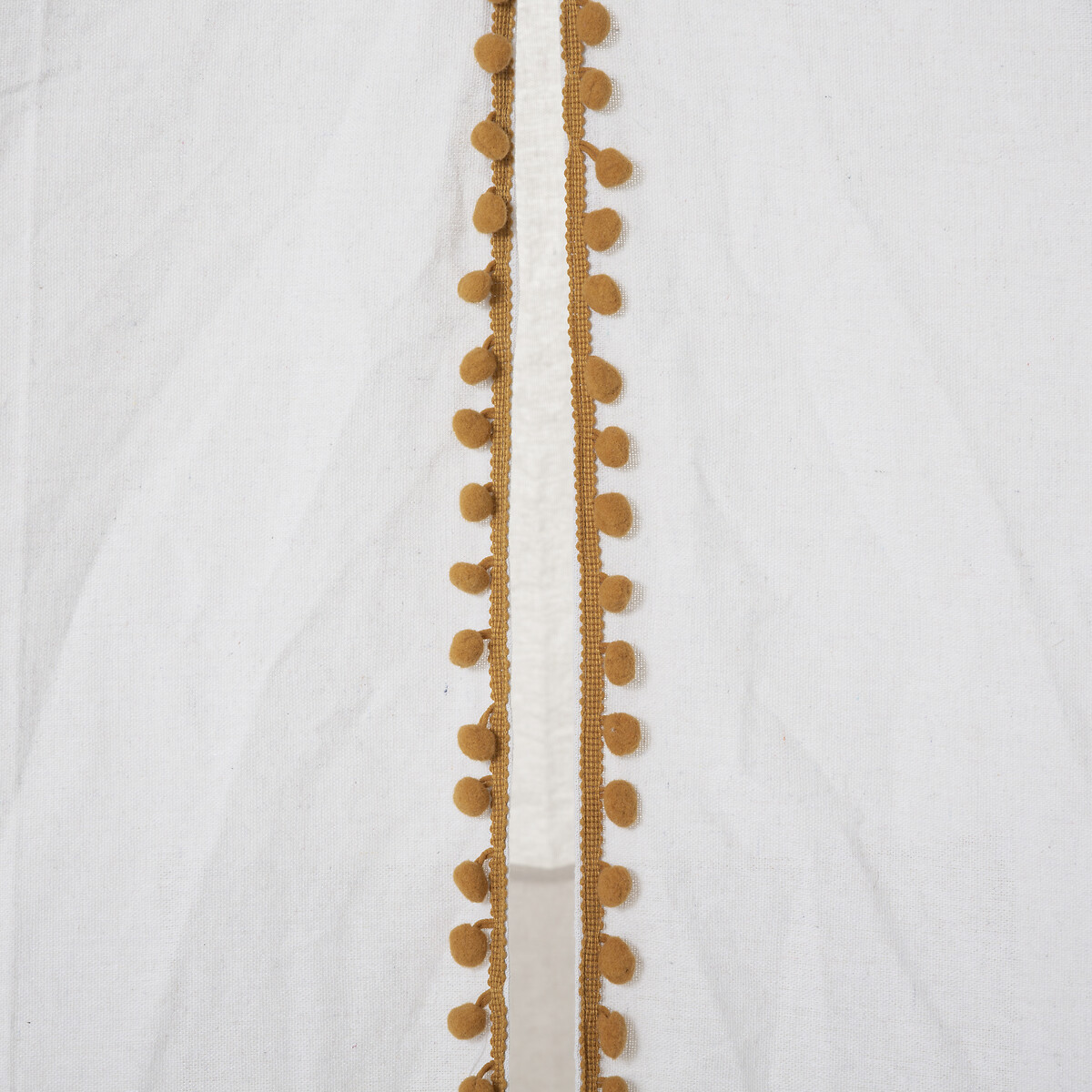 Tenda TIPI branca com pompons