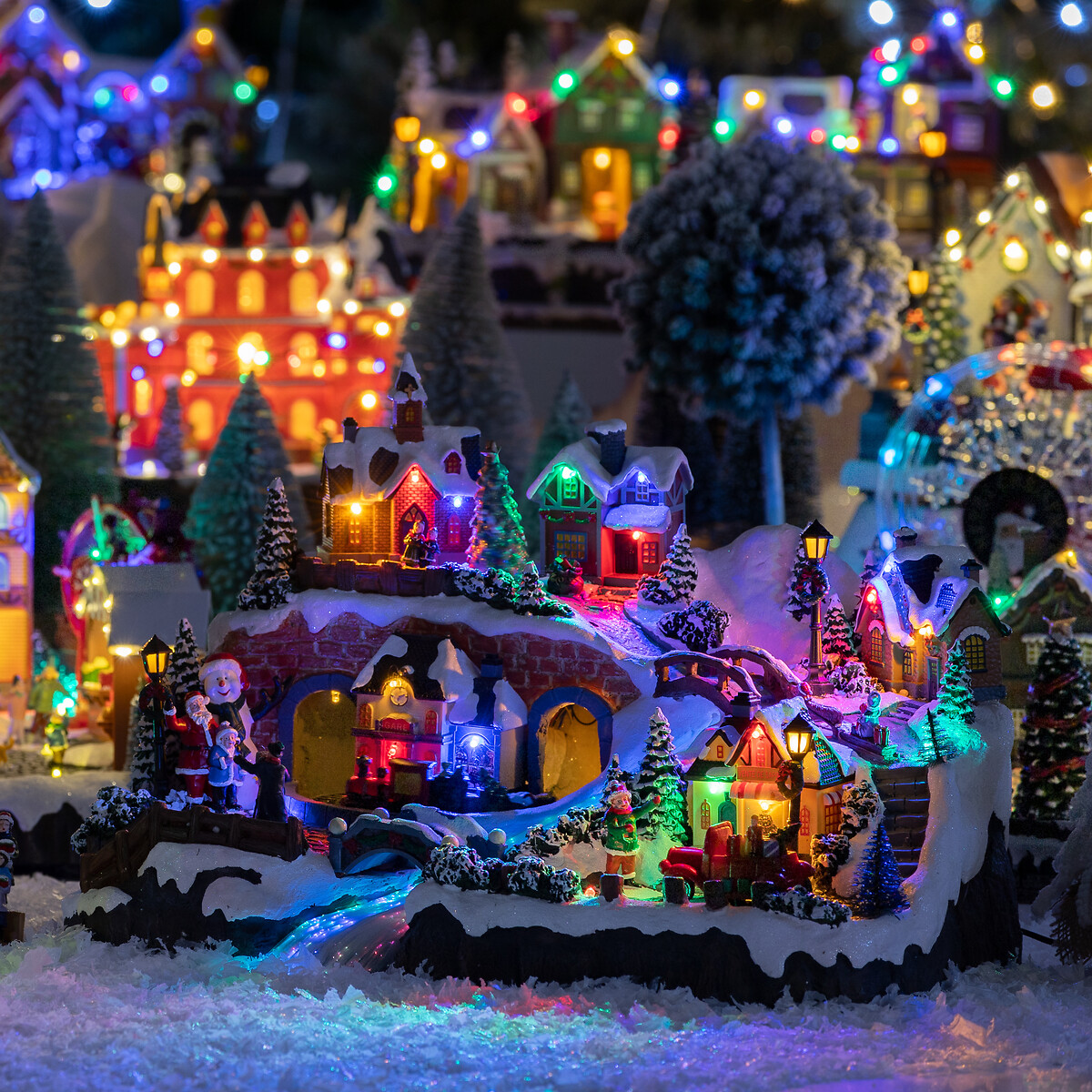Aldeia esta&ccedil;&atilde;o com pai natal com luz - m&uacute;sica - movimento