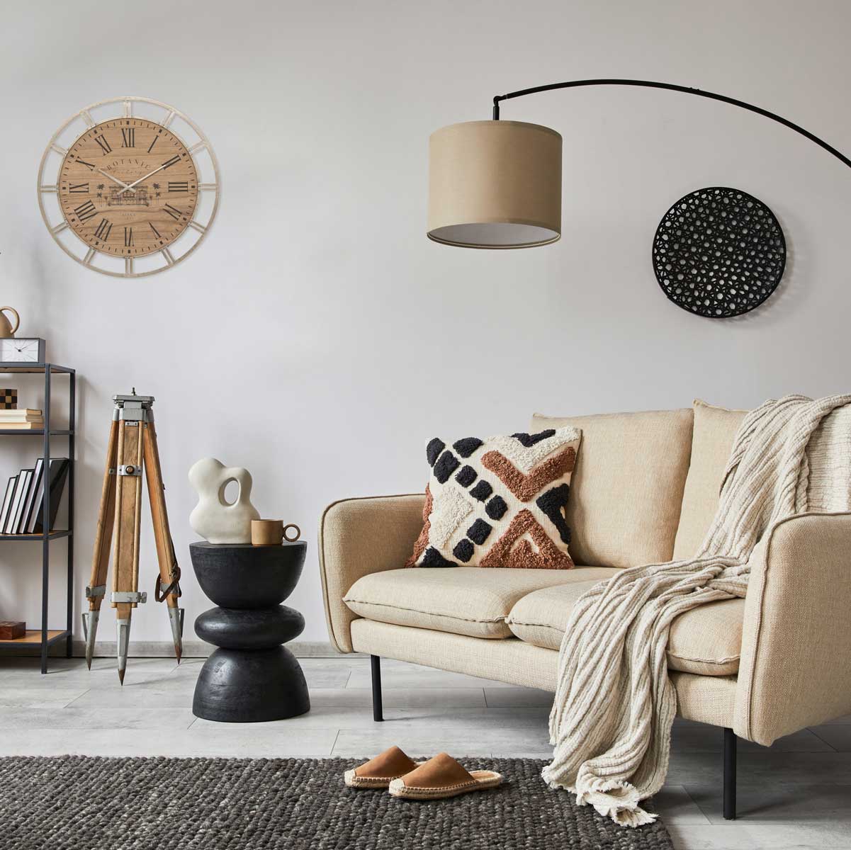 Rel&oacute;gio de parede em mdf e metal bege bota