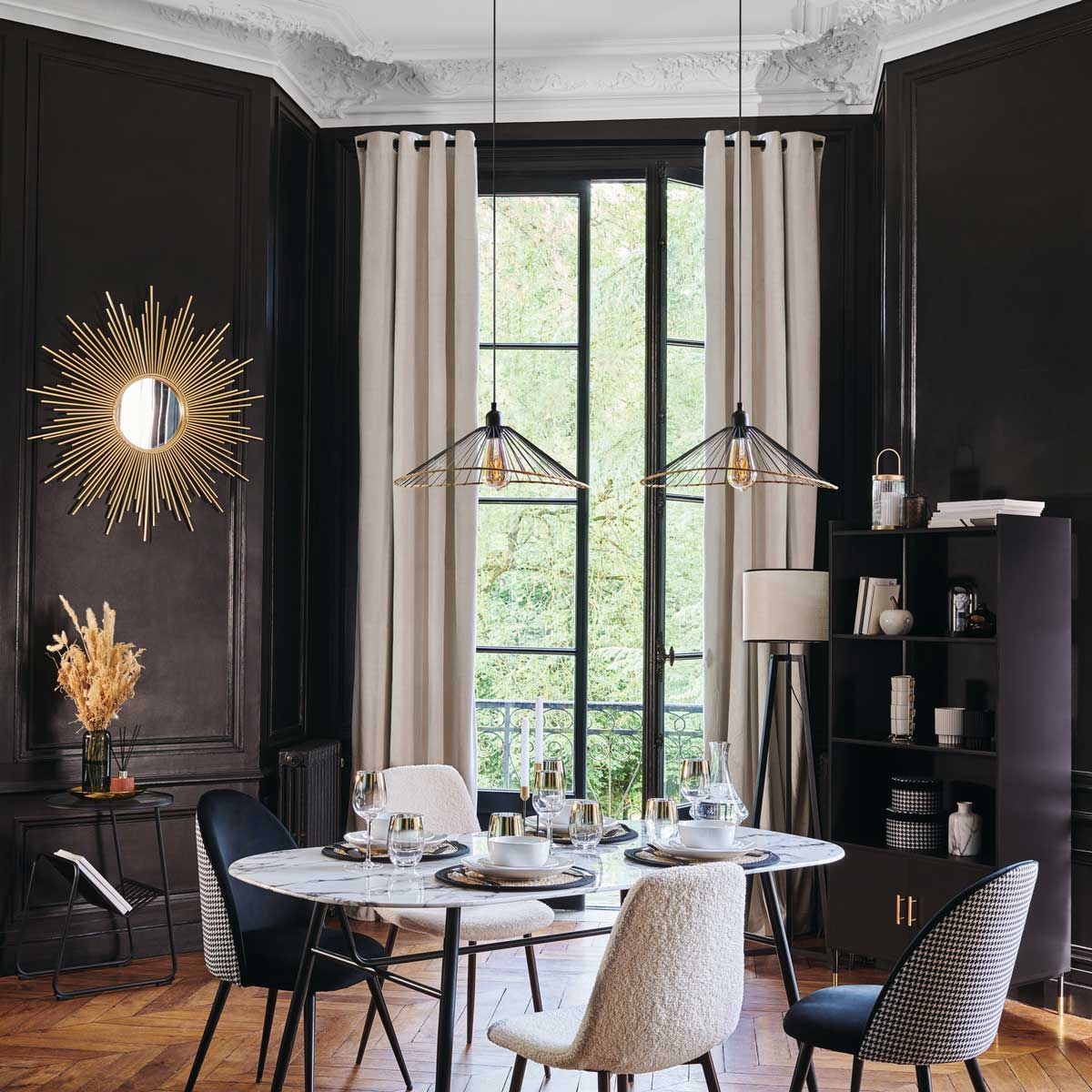 Cadeira ROKA em pelo branco com pernas castanhas