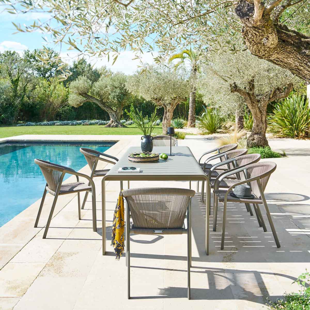 Cadeira empilh&aacute;vel RIU castanho