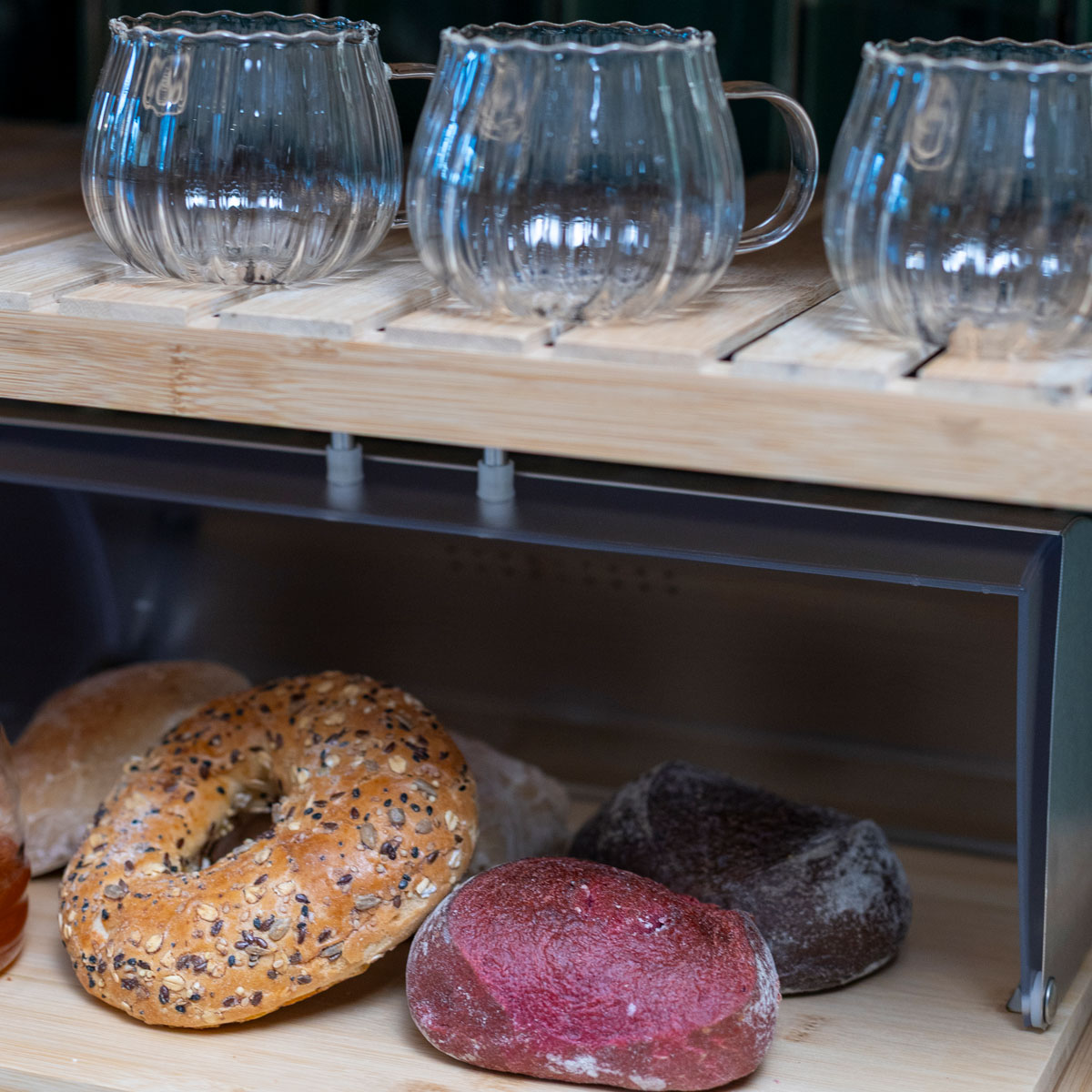 Caixa para p&atilde;o em inox e bambu