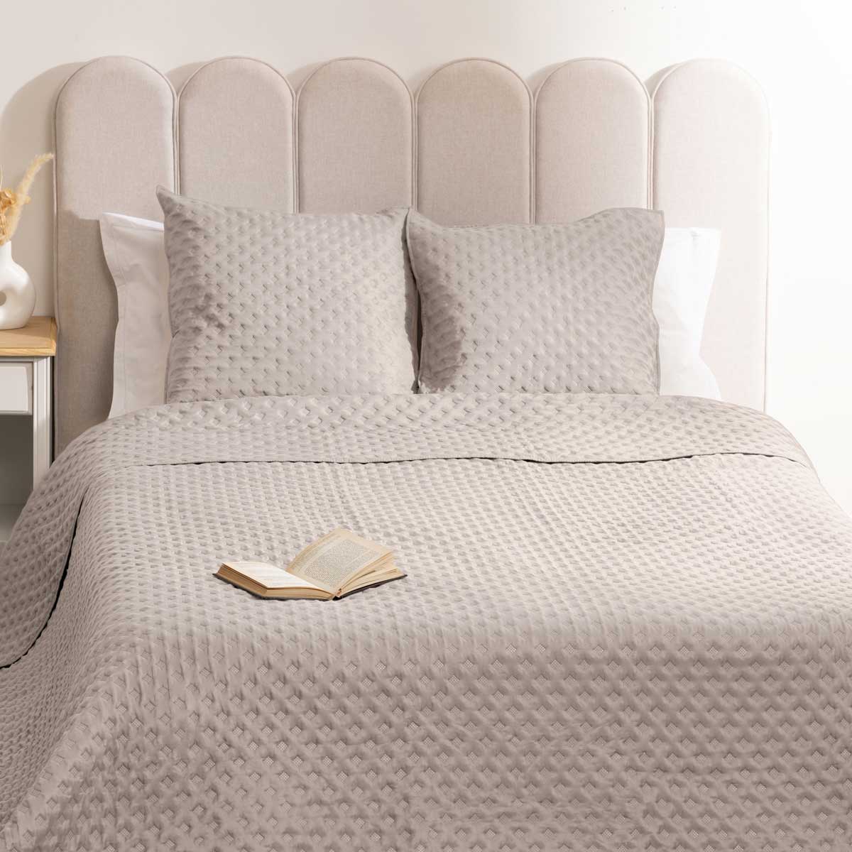 Colcha 240x260cm e 2 capas de almofada KALIA bege 60x60cm,  Colcha 240x260cm e 2 capas de almofada KALIA bege 60x60cm