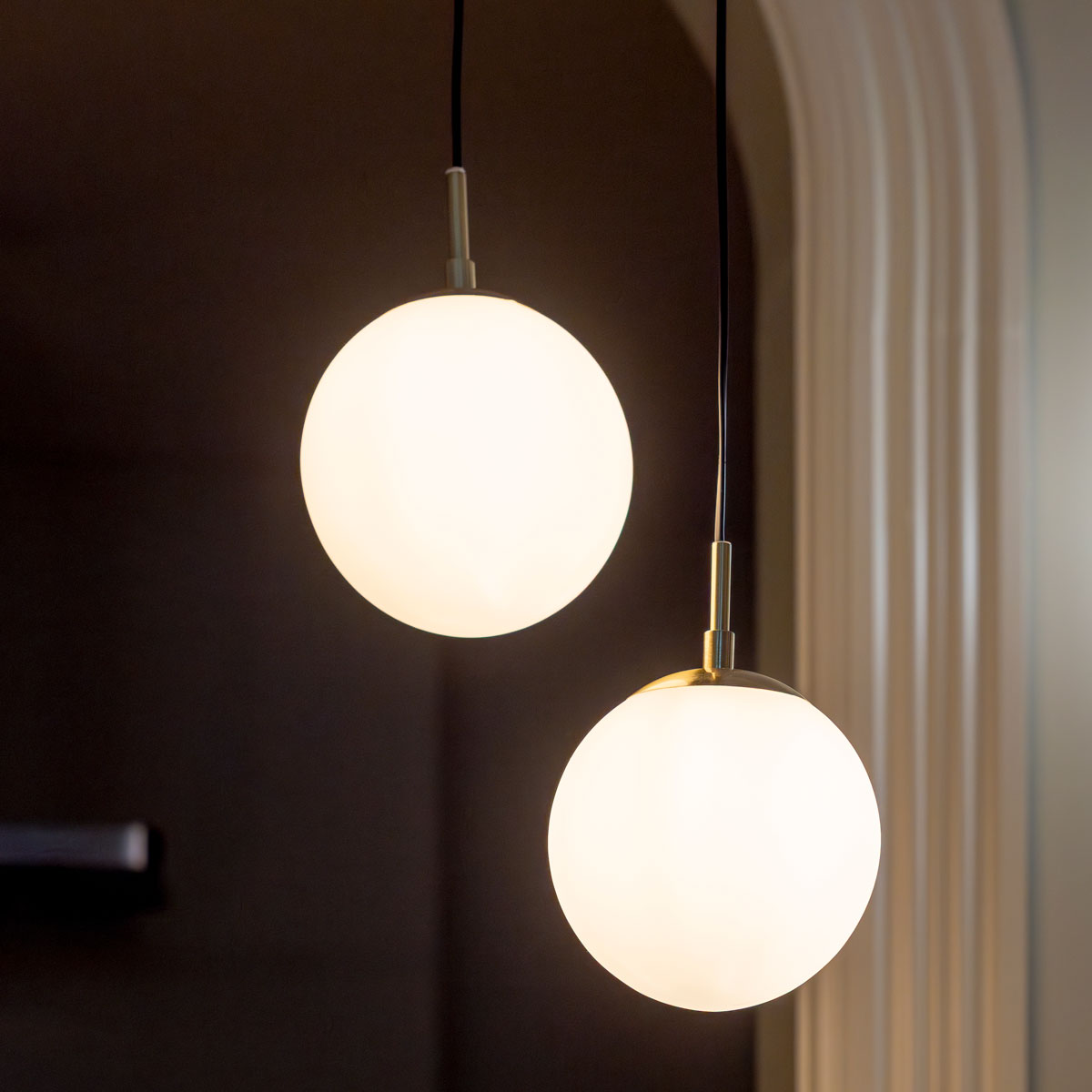 Candeeiro de teto dourado com bola de vidro e metal