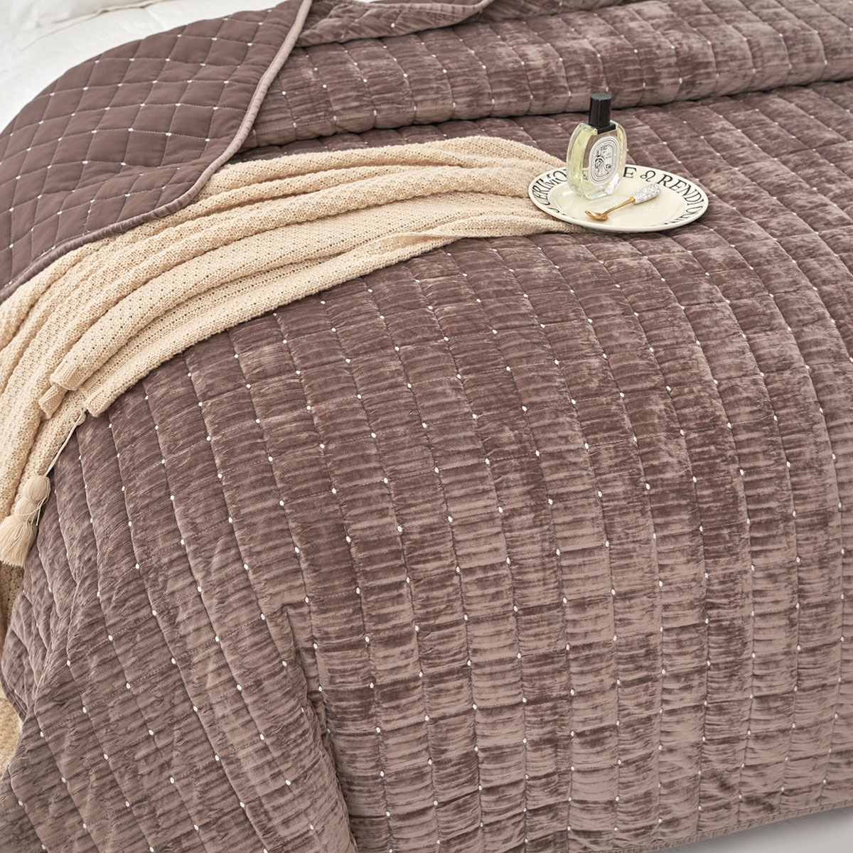 Edredão SEATTLE taupe em veludo 220x240cm