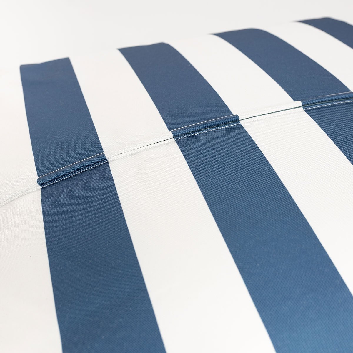 Pufe cubo imperme&aacute;vel riscas branco e azul