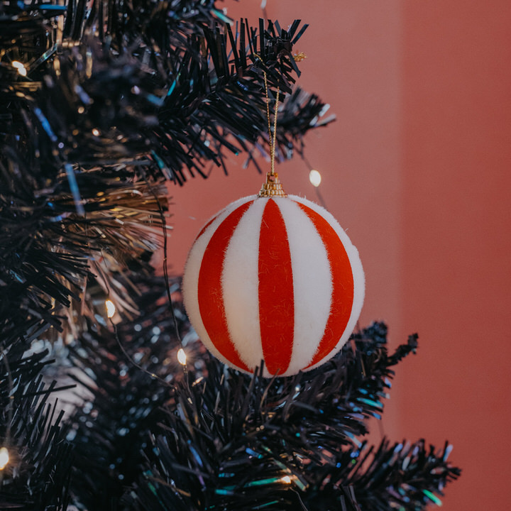 Bola de natal com riscas vermelhas e brancas