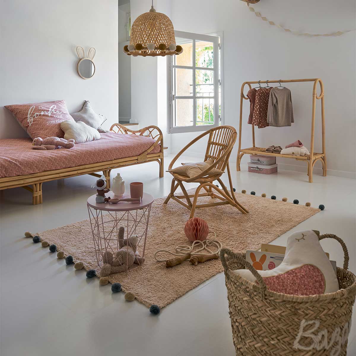 Tapete bege com pompons 100x150cm