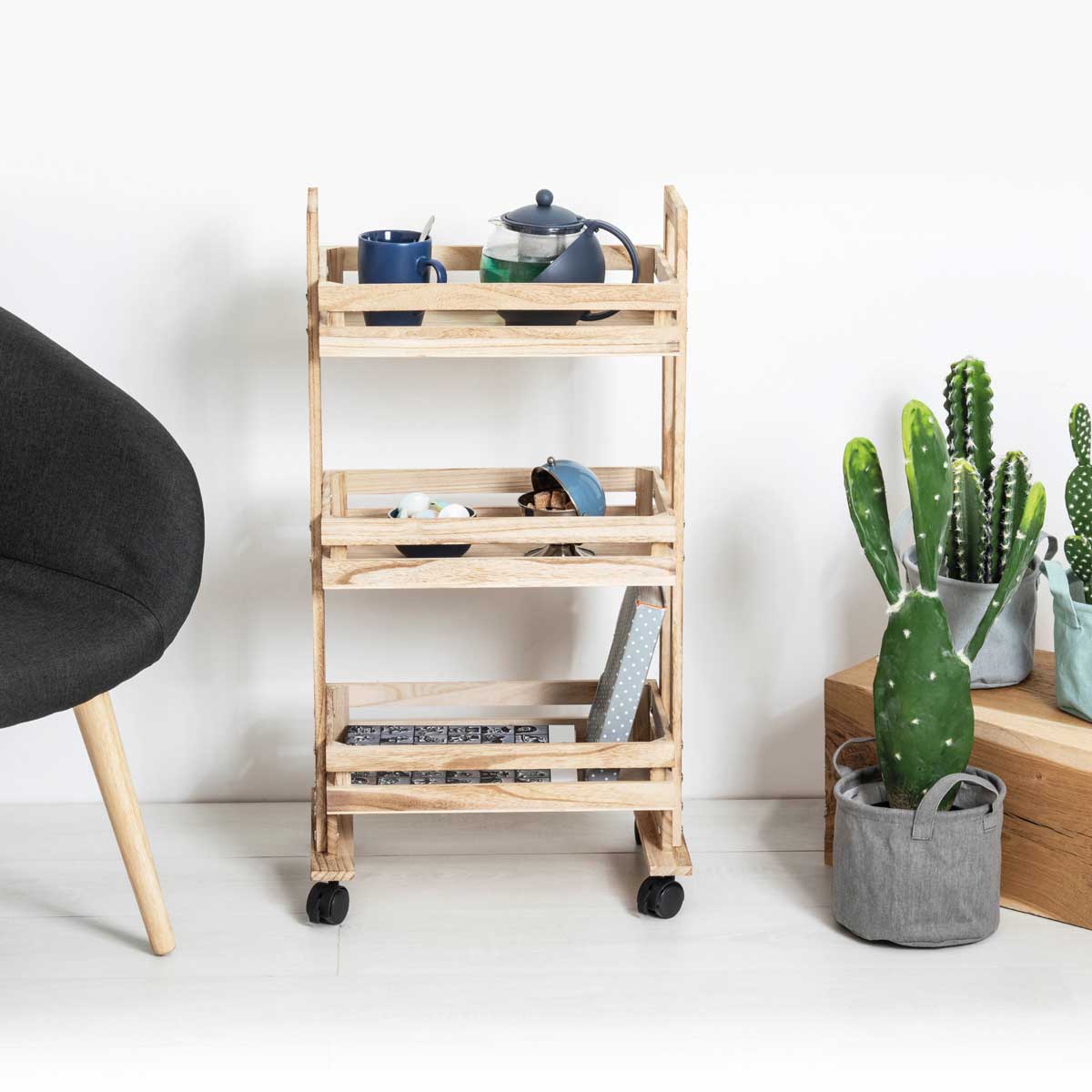 Arm&aacute;rio de arruma&ccedil;&atilde;o castanho em madeira