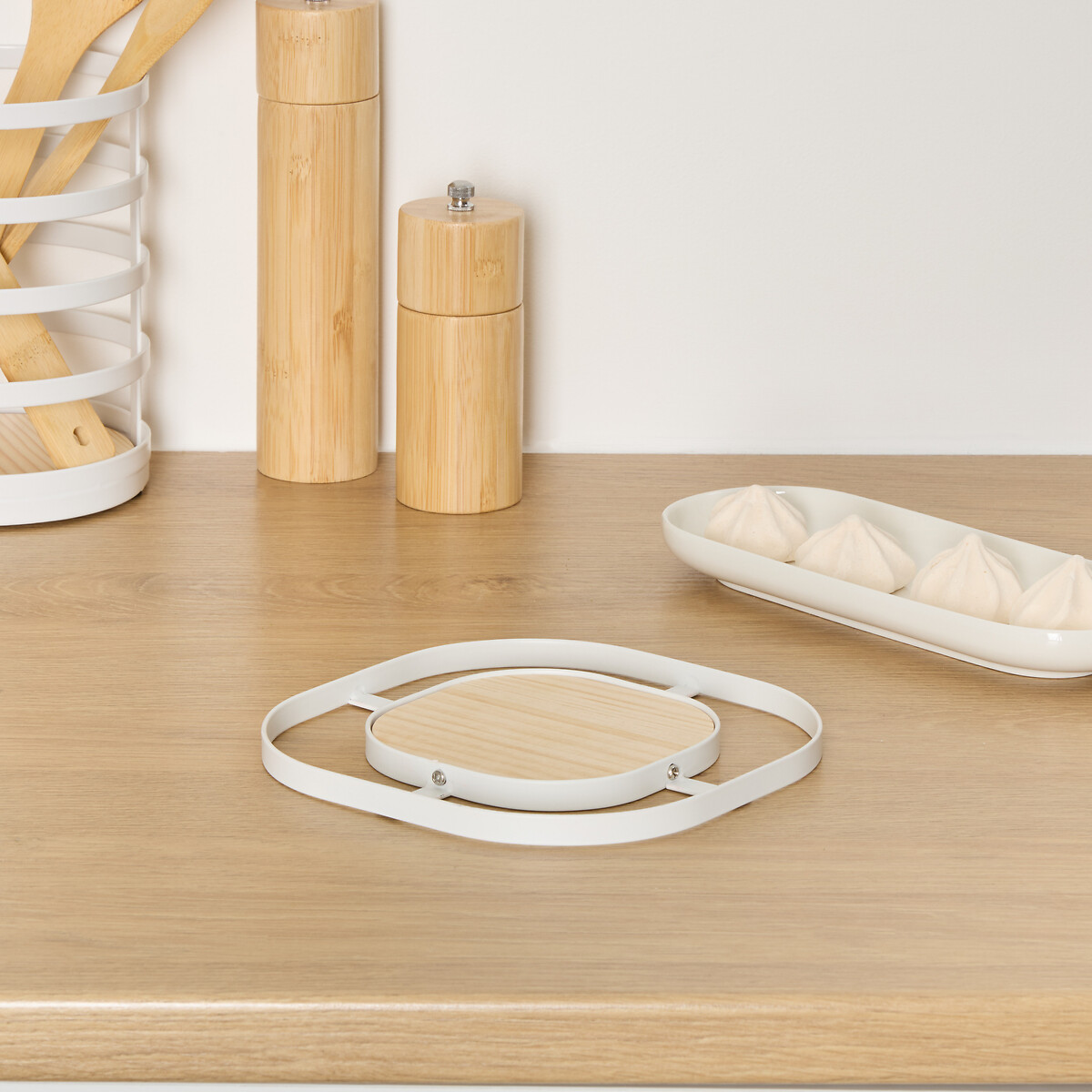 Base para quentes branca em a&ccedil;o e madeira 17cm