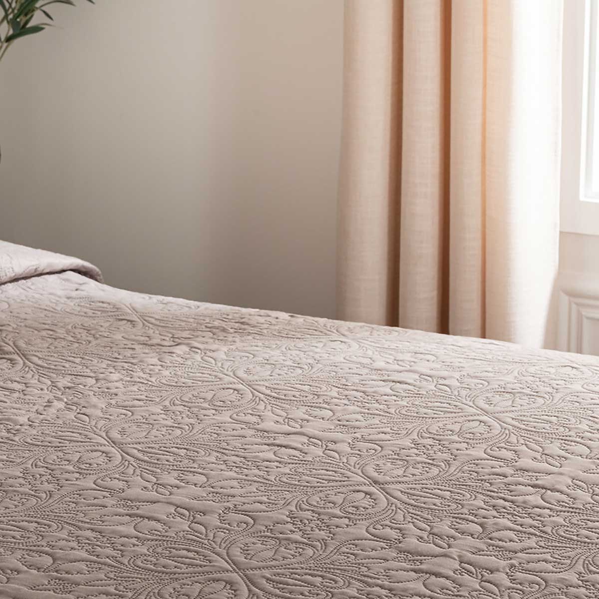 Colcha e 2 capas almofada arabescos linho,  Colcha e 2 capas almofada arabescos linho