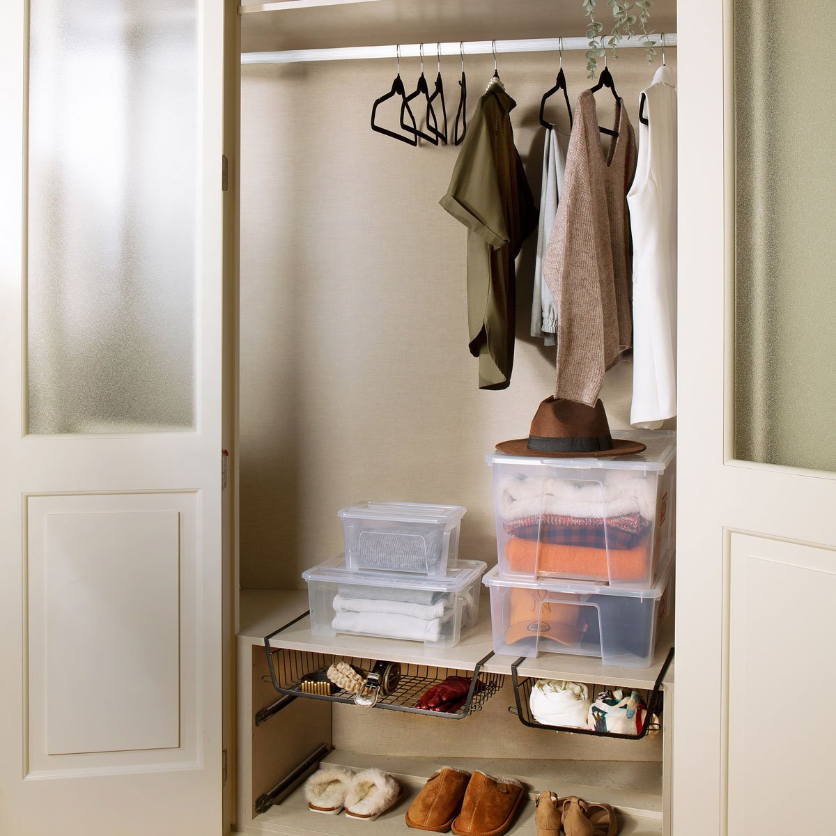 Prateleira preta met&aacute;lica suspensa para arruma&ccedil;&atilde;o