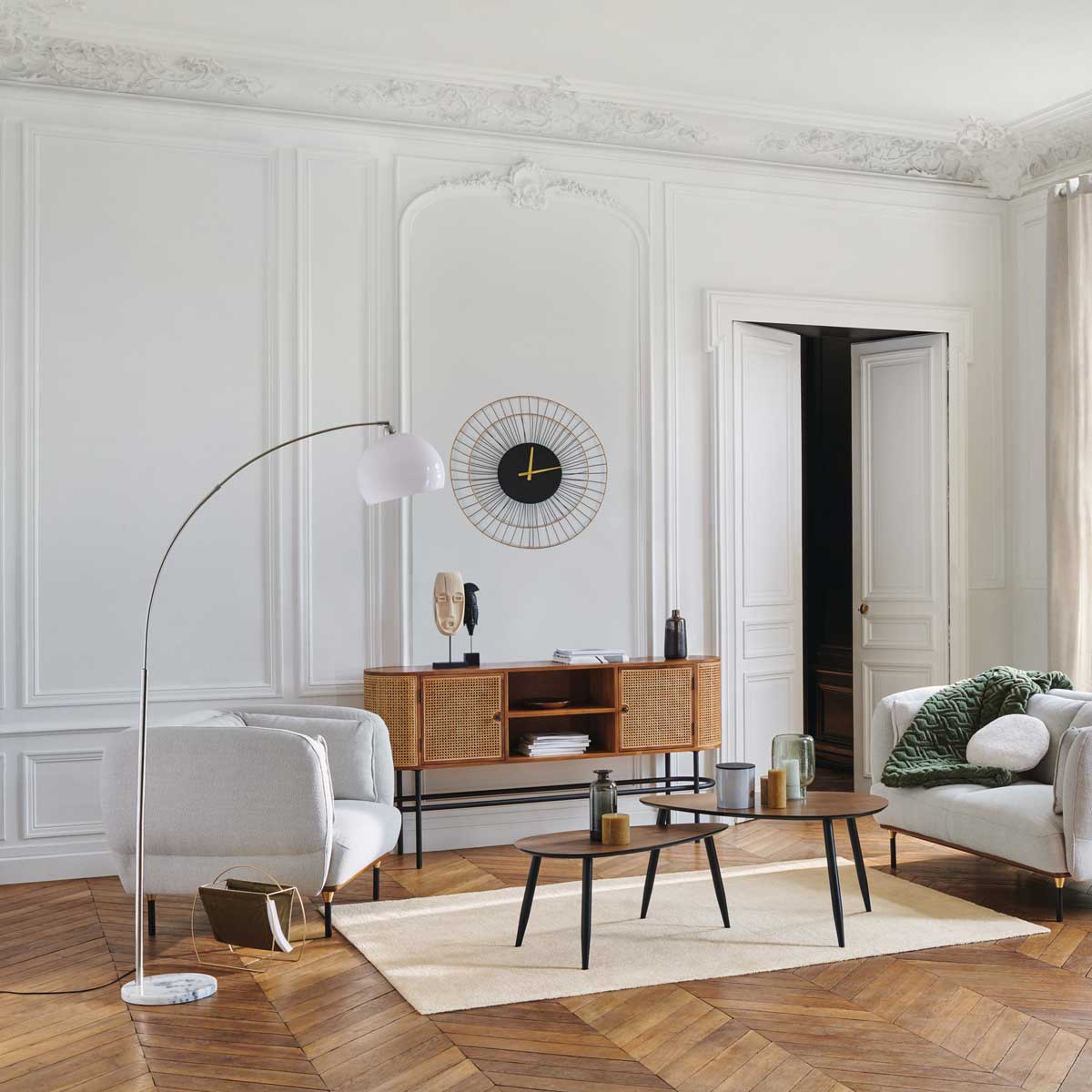 Candeeiro de p&eacute; com abajur bola branca