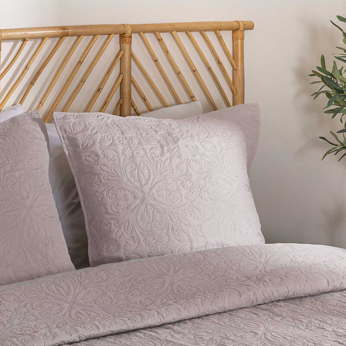 Colcha com 2 capas de almofada taupe 240x260cm