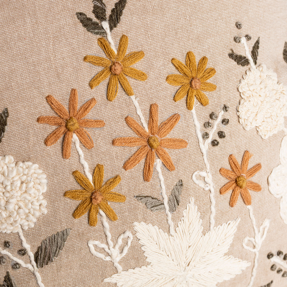 Almofada bordada DAHLIA com flores 45x45cm