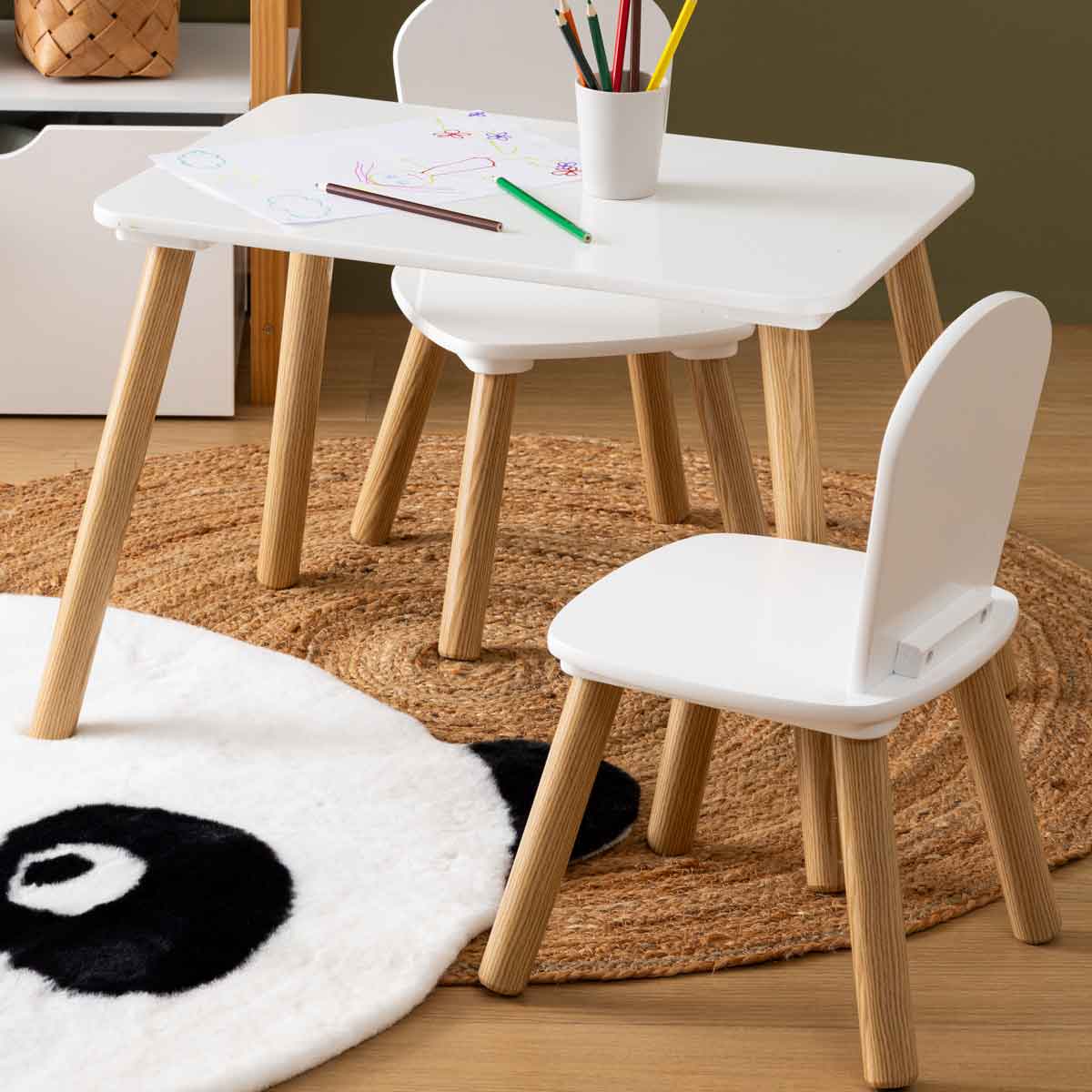 Mesa com 2 cadeiras em branco