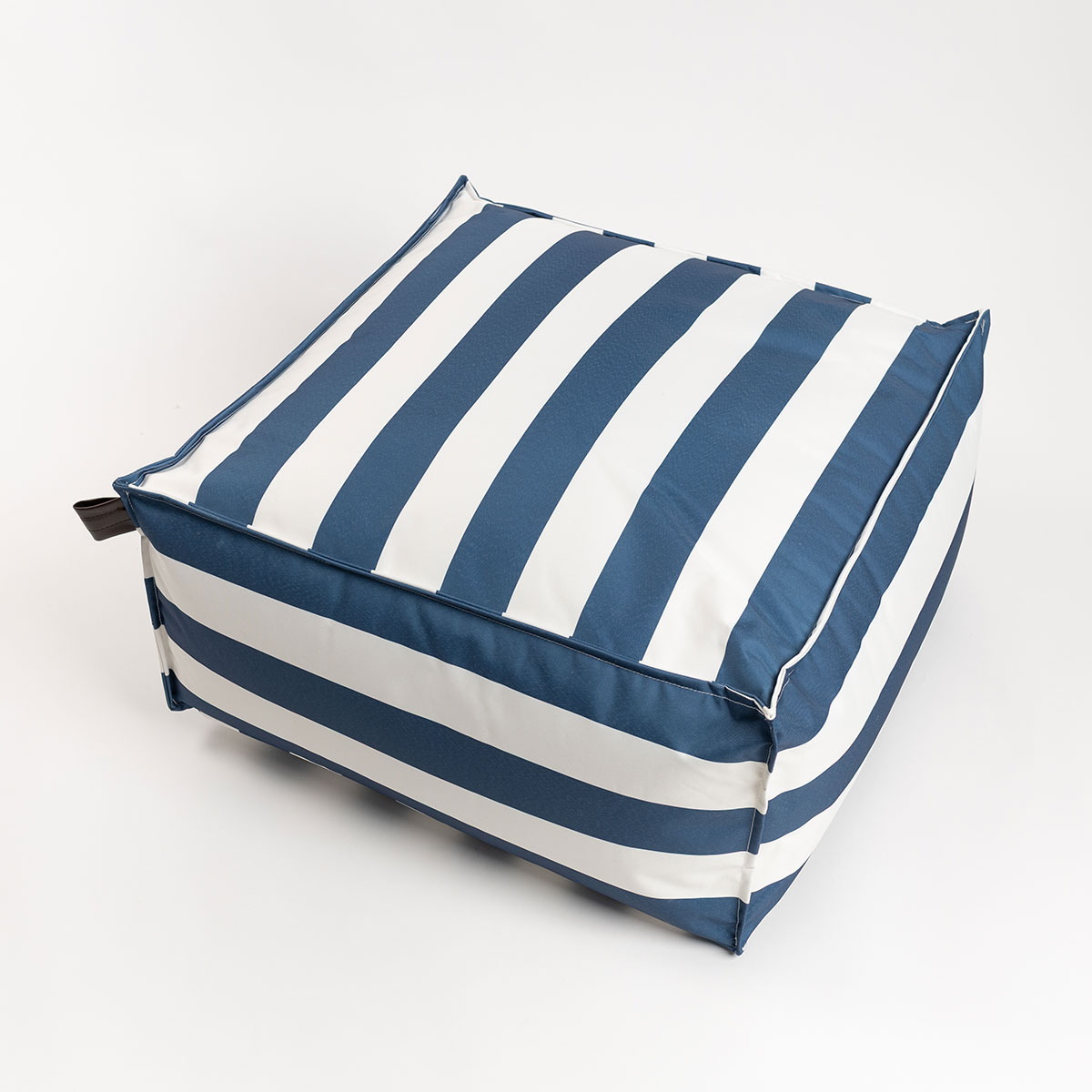 Pufe cubo imperme&aacute;vel riscas branco e azul
