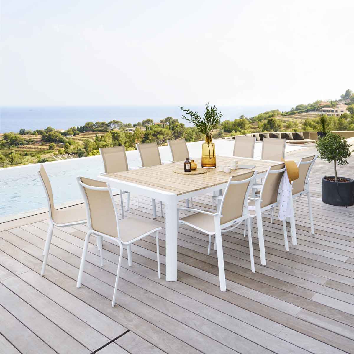 Cadeira empilh&aacute;vel AXANT bege de alum&iacute;nio