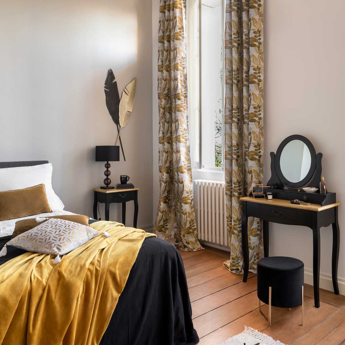 Banqueta BLUSH LIV preta de veludo com p&eacute;s em metal dourado