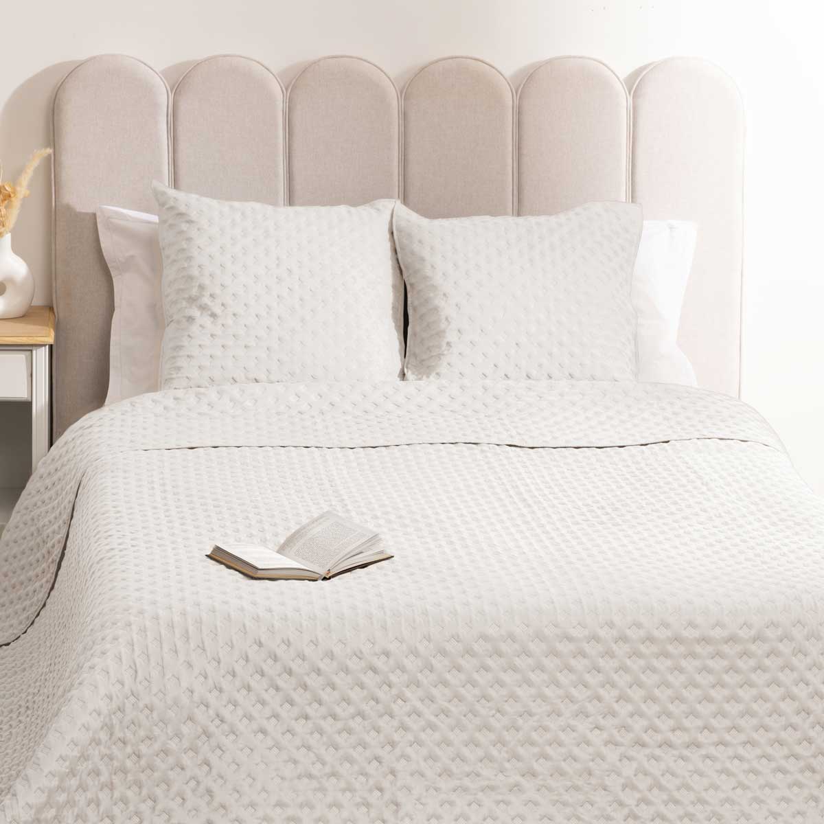 Colcha 240x260cm e 2 capas de almofada KALIA branca 60x60cm,  Colcha 240x260cm e 2 capas de almofada KALIA branca 60x60cm