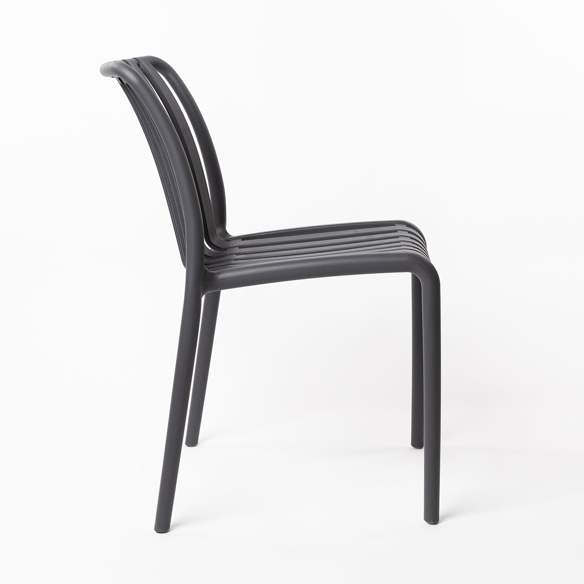 Cadeira empilhável cinza