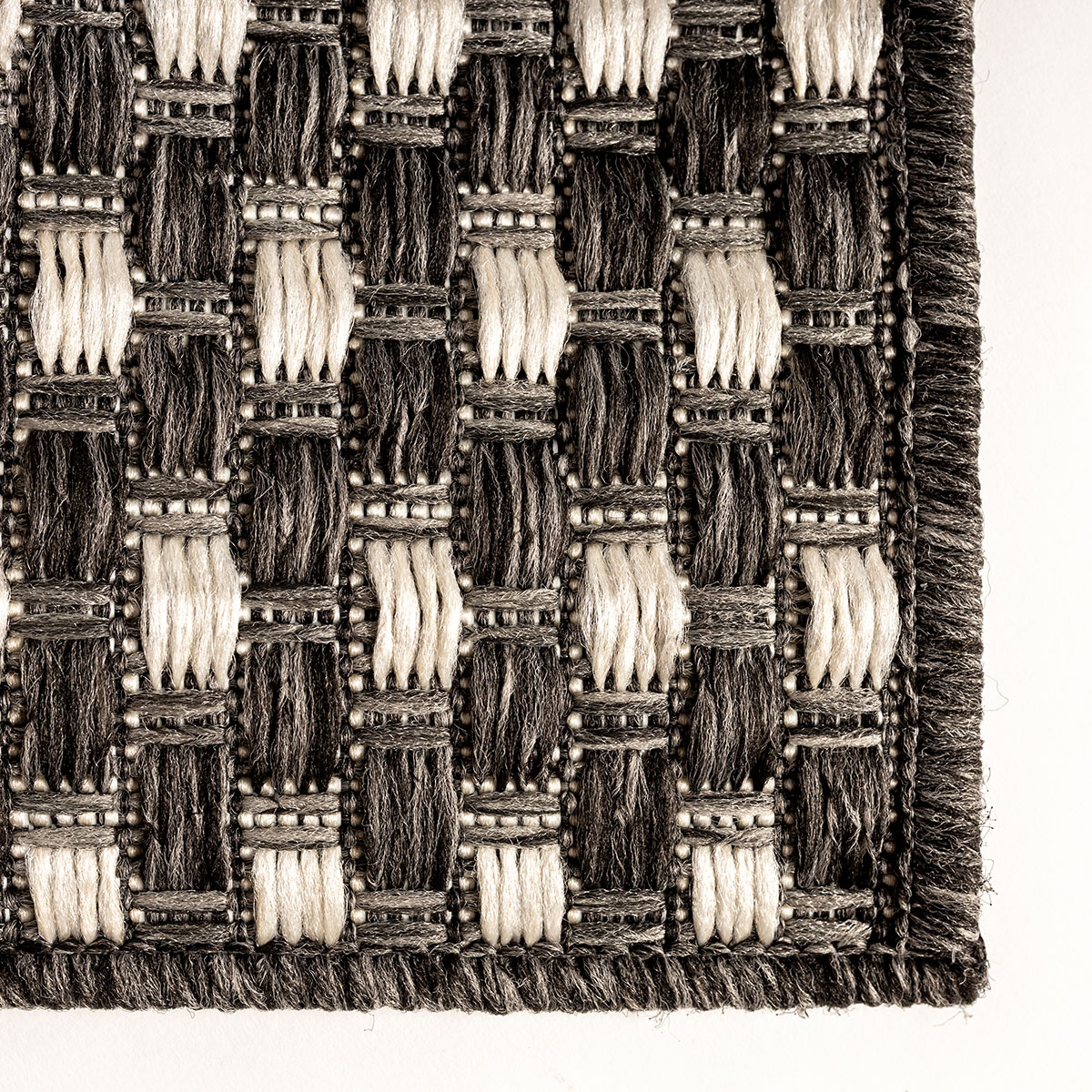 Tapete tran&ccedil;ado cinza 120x170cm