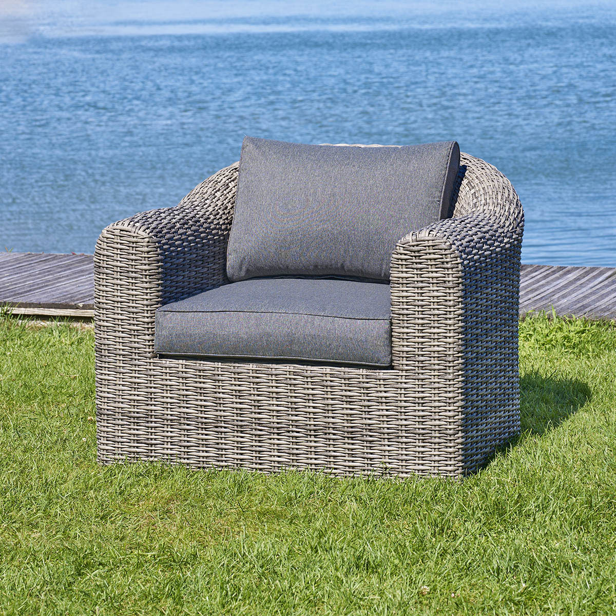 Cadeir&atilde;o MOOR&Eacute;A terre d'ombre em rattan sint&eacute;tico