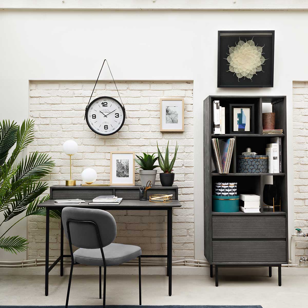 Candeeiro de mesa dris bola branca e base plana dourada