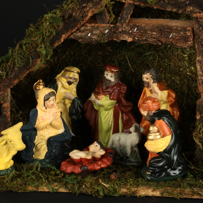 Pres&eacute;pio Cabana Com 8 Figuras Em Porcelana
