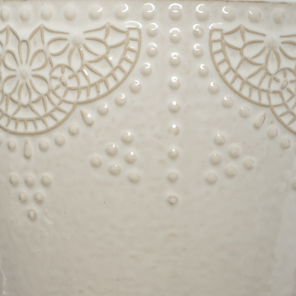 Vaso em cer&acirc;mica decorado com relevo