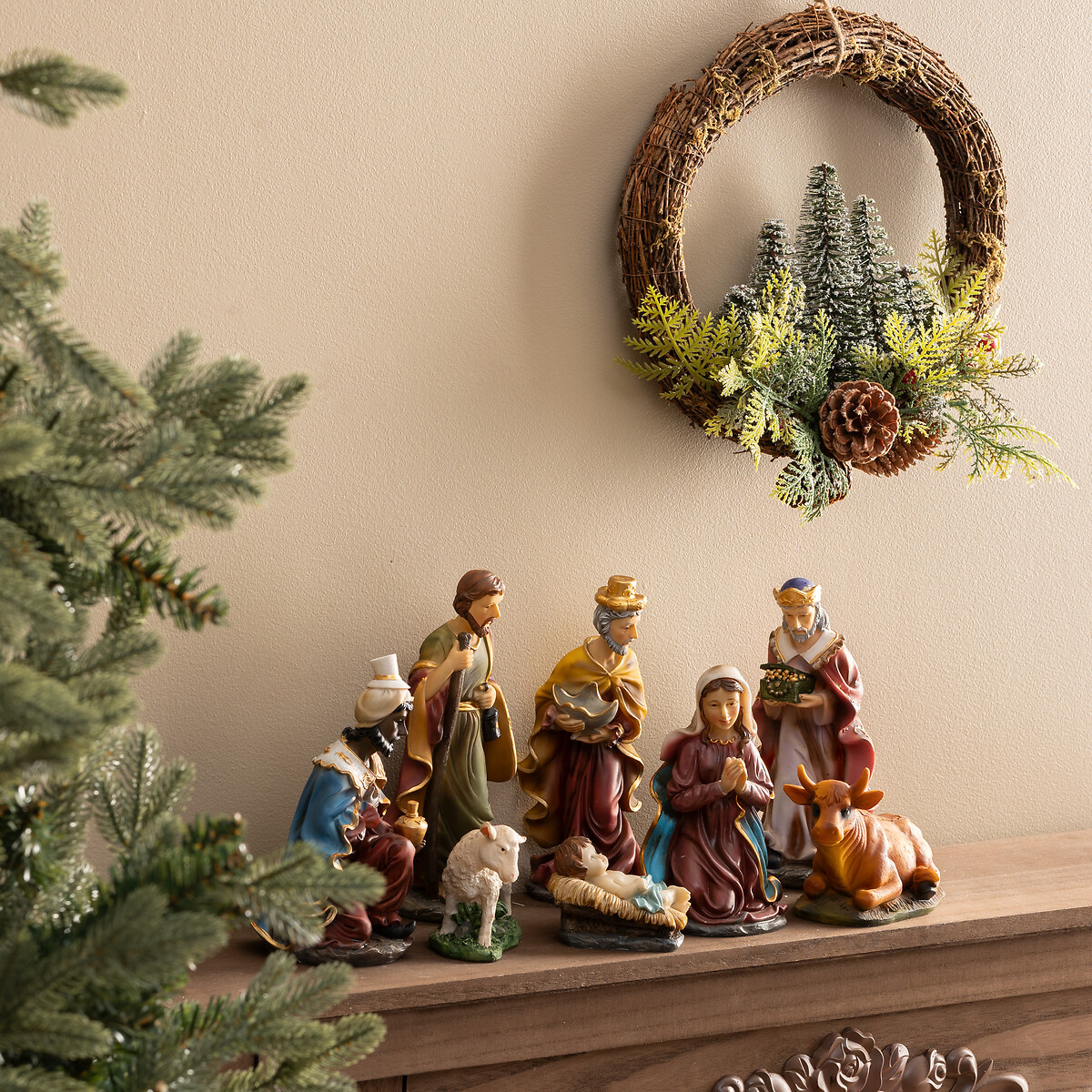 Coroa com &aacute;rvores de natal e pinhas 30cm