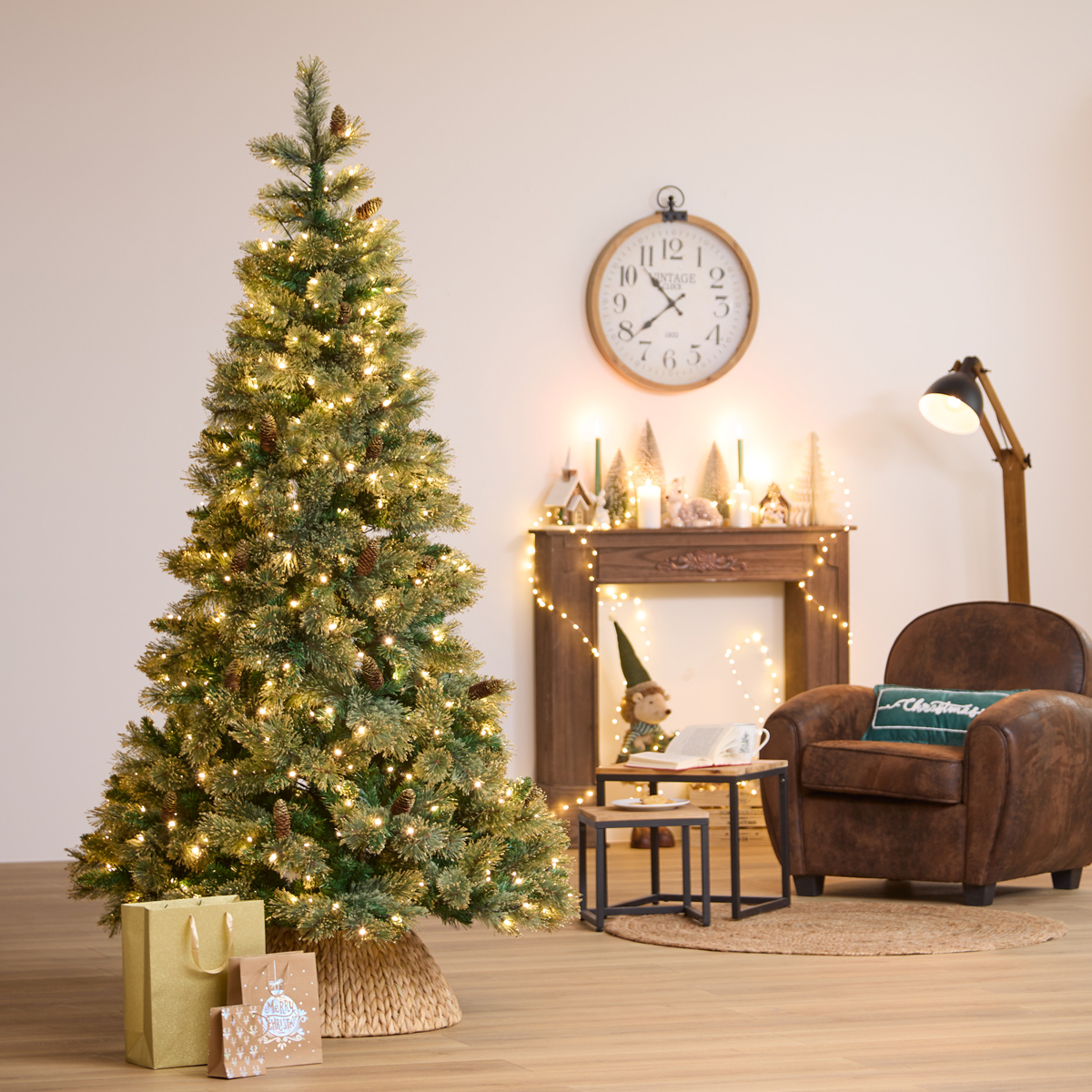 &Aacute;rvore de natal GLINTWOOD verde com pinhas 210cm