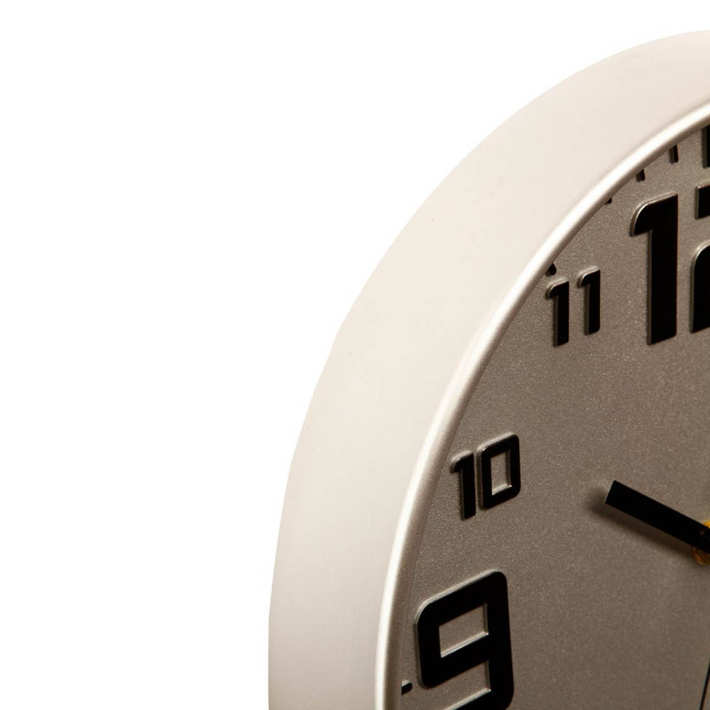 Rel&oacute;gio de parede prateado em pl&aacute;stico