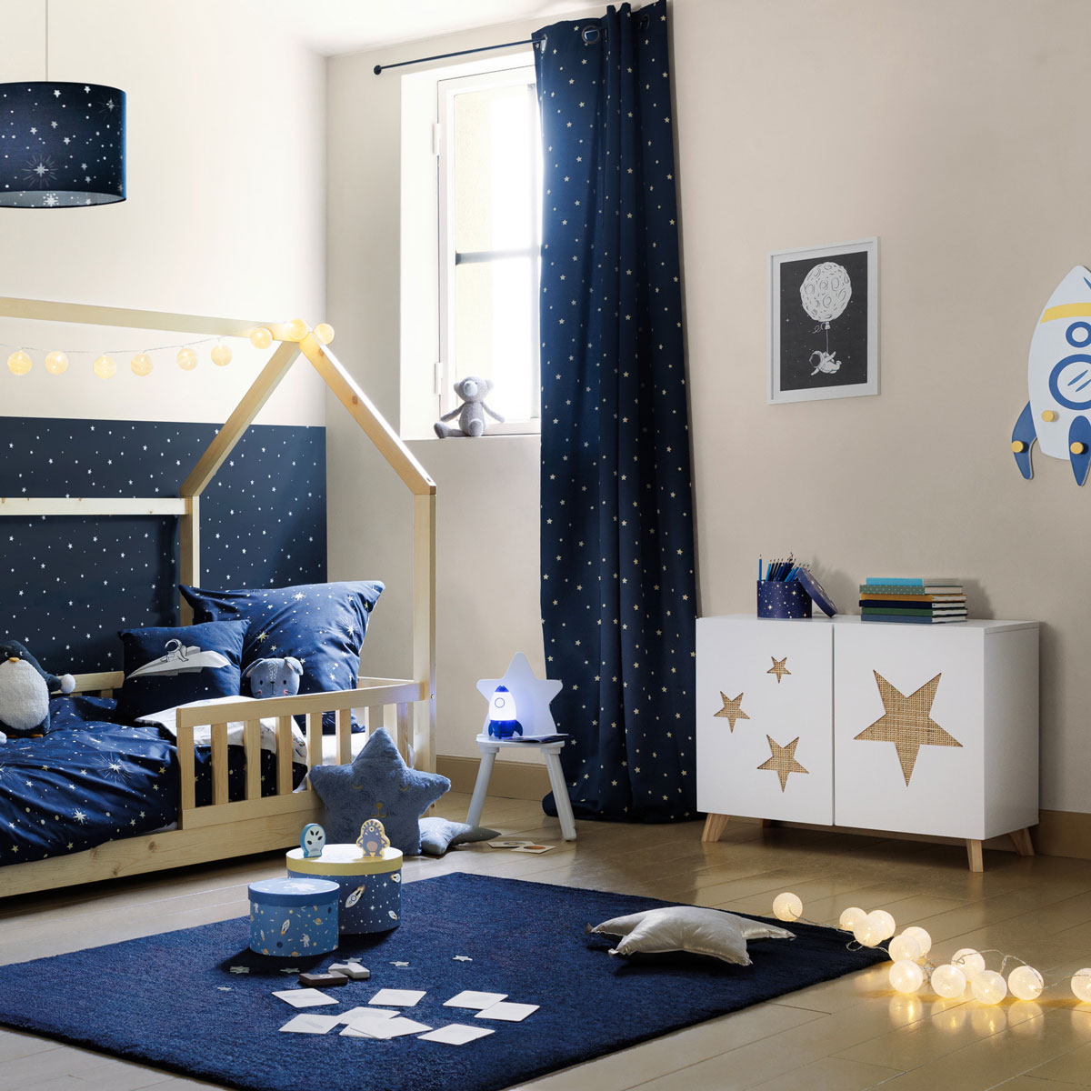 Almofada astronauta azul escuro 40x40cm